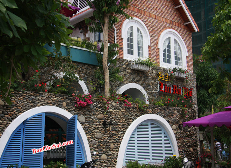 Bàn ghế sắt tại cafe lâu đài phố