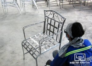Ra mẫu bàn ghế sắt mỹ nghệ sơn tĩnh điện tại xưởng cơ khí Minh Thy Furniture