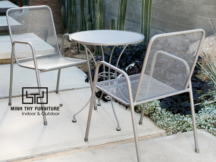 Bàn ghế sắt nghệ thuật trang trí cho quán cafe sân vườn