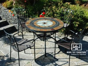 Ý tưởng trang trí quán cafe sân vườn với bàn ghế sắt mỹ thuật
