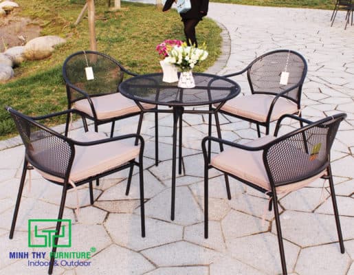 Bàn ghế sắt nghệ thuật duyên dáng và ấn tượng