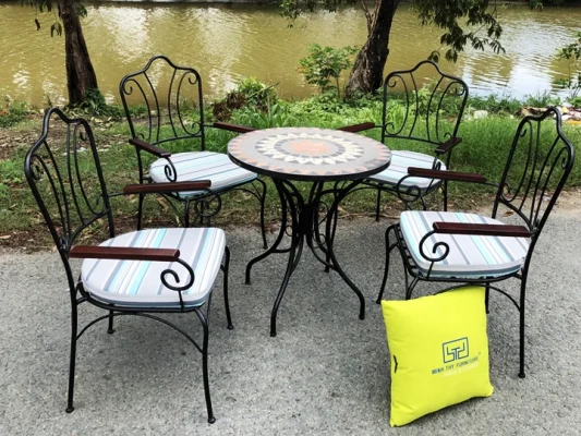 ban ghe sat cafe san vuon dep